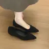 Otoño/Invierno 2026 Nuevos Zapatos Individuales Sencillos de Terciopelo Adelgazantes con Punta Fina y Tacón Bajo para Viajar Nuevo Estilo Retro Otoñal Zapatos de Boca Baja