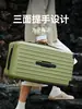 Fabricada em Tóquio, a mala Trunk para homens e mulheres é uma mala de viagem de grande capacidade que pode ser levada a bordo, durável e estilosa