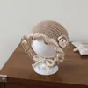 Bonito gorro de punto para bebé con borde ondulado, dulce diseño de fresa, gorro para bebé que cubre las orejas para otoño e invierno, con forro y estilo para poner