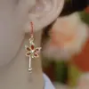 Pendientes de Hoja de Arce Roja y Circonita de Moda y Lujo, Pendientes de Nuevo Estilo con un Toque de Alta Gama, Joyería de Oreja de Flor de Cinco Pétalos Exquisita y Única