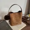 Bolsa popular para mujer transfronteriza de este año: Bolso cubeta vintage esmerilado de moda versátil para el otoño de 2026 con correa cruzada texturizada