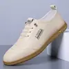 Zapatos blancos de verano para hombre, zapatillas slip-on transpirables de suela blanda versátiles, zapatos casuales de moda, zapatos de vestir para hombre estilo británico