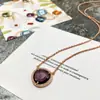 [10] Exquisito colar de cristal colorido em forma de triângulo de alta qualidade, personalizado, micro-incrustado, com múltiplos cortes, para o terno feminino