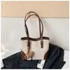 Elegante y moderno bolso de axila estilo coreano, un bolso de mano de moda para el uso diario y para ir al trabajo, nueva colección otoño 2026