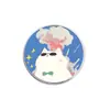 Broche de Gato Redondo de Dibujos Animados con Gafas de Sol Gato Gordo Fondo Azul Soñador Estrellas Nubes Pin de Aleación Decoración de Atuendo Insignia