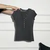 Camiseta feminina de tricô com decote V e manga curta, com design de botões, novo estilo de verão 2026, corte justo, top que valoriza a silhueta e extremamente estiloso