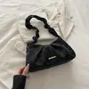 Bolso de axila plisado con forma de nube estilo coreano para mujer, nuevo diseño 2026, estilo nicho, bolso de hombro simple y versátil con adornos de perlas