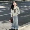 Fresco y Moderno 2026 Primavera/Otoño Nuevo Estilo Coreano Estilo Universitario Sudadera Falsa de Dos Piezas Moda Pantalones Anchos de Estrella Conjunto de Dos Piezas