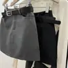 Falda corta de estilo traje gris para primavera y verano para mujer, una pieza moderna y elegante que acentúa los brazos, perfecta para figuras petite, con cintura alta y un efecto adelgazante, creando una elegante silueta en A