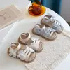 Sandalias para Niñas 2026 Verano Nuevas Infantiles Suela Suave Punta Abierta Elegantes Versátiles Zapatos de Princesa Zapatos de Bebé con Moño