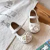 Zapatos casuales de moda y versátiles para niñas, nueva colección primavera/otoño 2026, zapatos de cuero de suela blanda para niños, estilo Mary Jane para niños mayores