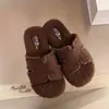2026 Versátil Confortável Moda Outono Chinelos Retrô Chinelos de Solado Macio Uso Externo Saindo Peludos Versátil Fundo Plano Novo Estilo