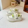 Tênis para meninas, nova coleção primavera/outono 2026, com sola macia, calçados esportivos leves, sapatos casuais, tênis esportivos da moda para crianças
