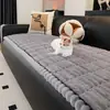 Almofada de Sofá de Veludo Outono e Inverno Novo Estilo 2026 Almofada de Pelúcia Simples Moderna Antiderrapante Capa de Sofá de Couro Pano de Capa