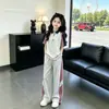 Conjunto de Verão para Meninas 2026 Novo Verão Crianças Maiores Fino Estiloso Roupas de Verão Esportivas Calça de Manga Curta Listrada Conjunto de Duas Peças