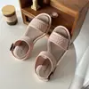 Sandalias y pantuflas para mujer, verano, nuevo estilo romano, planas para exterior, antideslizantes, para vacaciones, playa, hebilla, moda, combinan con todo