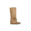 Versão em couro, dois estilos disponíveis. Bota curta com cadarço fino, bico fino, patchwork, com aumento interno de 7 cm de altura, botas Tru