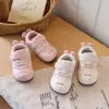 Zapatos Caminadores Blancos de Malla Transpirable con Bordado de Dibujos Animados Dulces para Bebés y Niños Pequeños 2026 Nuevos Primavera/Verano