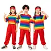 Conjunto de Atividades Escolares para 2-18 Anos Camiseta Arco-Íris Calça Vermelha Conjunto de Quatro Peças Roupas para Apresentação de Palco para Alunos do Ensino Fundamental e Médio