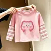 Coleção de outono infantil: Camiseta 3D de desenho animado fofa e divertida com bordado de gato, design listrado e um visual de peça dupla falsa, apresentando gola redonda e mangas compridas para meninas