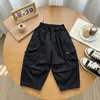 Conjunto de Duas Peças Moderno para Meninos 2026 Outono Novo Estilo Coreano Moletom com Gola Redonda e Grafite com Calça Cargo Reta Roupa Casual