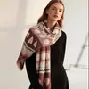 Bufanda de cachemir sintético con lunares en forma de corazón para mujer, adecuada para oficinas con aire acondicionado, engrosada y cálida, calentador de cuello largo moderno y popular