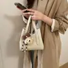 Bolsa de nicho estilo francês para mulheres, nova bolsa balde vintage coreana de 2026, versátil para o dia a dia, bolsa de ombro e transversal, moderna