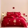 Conjunto de Casamento de Quatro Peças Bordado de Luxo Leve em Vermelho Vibrante para um Quarto de Casamento Festivo e Auspicioso, Incluindo Capa de Edredom, Lençol e Roupa de Cama Festiva