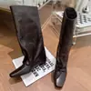 Zapatos de mujer estilo europeo, colección otoño/invierno 2026: botas altas a la moda, plisadas, de suave piel de becerro curtida vegetalmente, punta cuadrada, sin cordones, de suela plana y que aumentan la altura