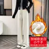 Coleção Outono/Inverno 2026: novas calças casuais versáteis, de corte solto, forradas com fleece, estilo de perna reta, adequadas para o trabalho e o uso diário, com um caimento relaxado e que valoriza a silhueta feminina