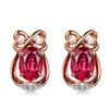 Pendientes coreanos entrelazados con forma de corazón de rubí, muy populares, con turmalina roja natural y chapados en oro rosa de 18 quilates y diamantes.