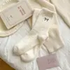 Meias de Veludo Australianas para Mulheres no Outono e Inverno Novas Engrossadas e Quentes Estilo Japonês Personalizadas Bordadas com Renda Meia de Cano Médio para Casa Meias para Chão Femininas