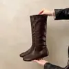 Botas de cano alto redondas e estilosas para mulheres, novas botas versáteis emagrecedoras estilo coreano Outono 2026, botas de montaria marrons de salto baixo