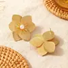 Pendientes de Metal con Flor Europea y Americana Transfronteriza con Perlas de Imitación, Pendientes de Lujo Ligero de Alta Gama, Accesorios de Moda para Orejas de Mujer con un Diseño Único