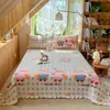 2026 Nuevo Estilo Terciopelo de Leche Acolchado Encaje Cubre Cama Falda de Cama Juego de Tres Piezas Sábana Cama Aireado Doble Capa Gasa Encaje Cubre Cama Individual
