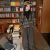 Conjunto de Dos Piezas Camisa a Cuadros Estilo Hong Kong Manga Larga Capa Base para Niños Medianos y Grandes Nuevo Otoño 2026 Pantalones Curvos Elegantes para Niños Modernos