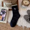 Calcetines grises para mujer con colgante de gato bordado de dibujos animados, lazo, longitud hasta la mitad de la pantorrilla, etiqueta de tela estilo coreano, encaje de lunares, calcetines apilados