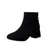 Botas de Cano Curto Quadradas de Couro Macio Femininas Salto Bloco Outono Botas Individuais 2026 Inverno Novo Estilo Britânico Versátil Salto Alto Botas Emagrecedoras com Pelúcia