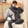 Conjunto de pijama masculino de inverno com capuz e zíper, em flanela coral com estampa de desenho animado, de manga comprida, modelagem solta, quente e espesso, com gola alta