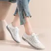 Novos Sapatos Femininos Transfronteiriços, Sapatos de Couro Vazados Respiráveis, Confortáveis e Frescos no Verão, Sapatos Casuais Versáteis Slip-On para Mulheres, Sapatos de Mãe