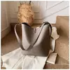 Bolsa de Ombro Estilo Vintage de Luxo para Mulheres 2025 Nova Bolsa Transversal Versátil de Grande Capacidade com Bolsa Pequena tipo Balde