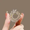 Broche com Acabamento de Luxo, Estilo Nicho e Simples, Alfinete de Roupa, Acessório de Pérola para Terno, Broche