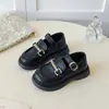 Mocassins de Couro para Meninas com Solas Macias, Novo Modelo Primavera 2026, Sapatos Pequenos de Couro Pretos para Meninas Mais Velhas, Sapatos Antiderrapantes para Estudantes