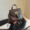 Mochila retro de cuero encerado 2026 nueva para mujer, con solapa estilo Melard, hebilla metálica y un diseño minimalista, perfecta para el uso diario
