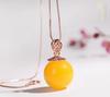 Colgante Incrustado de Cera de Abeja Viva Amarillo Pollo Incrustado Oro Rosa Ámbar Collar Clavícula Cuenta Redonda Cadena de Lana para Mujer