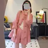 OOTD Atuendo Retro de Moda Estilo Chino Nuevo para Mujer: Un conjunto completo con top de botones, shorts y una nueva camiseta rosa con protección solar.