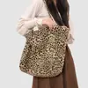 Bolso con Estampado de Leopardo para Mujer 2026 Nueva Moda de Primavera Bolso de Hombro Moderno Gran Capacidad Bolso Tote para la Escuela y el Trabajo
