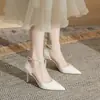 Sapatos de salto alto fechados com recortes Jinqi CH8001-1, salto fino estileto, couro envernizado com pérolas, camada única, para mulheres, coleção primavera e outono 2024