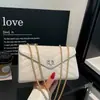 Bolso cuadrado pequeño de cadena con bordado de diamantes en forma de V para mujer, bolso de hombro de lujo ligero con solapa de cierre, bolso cruzado versátil, bolso de fiesta para mujer