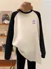 Camiseta de manga larga de tela cepillada engrosada con bloques de color para mujer, de longitud media para cubrir las caderas, combinada con pantalones de tiburón, top y camiseta básica para otoño